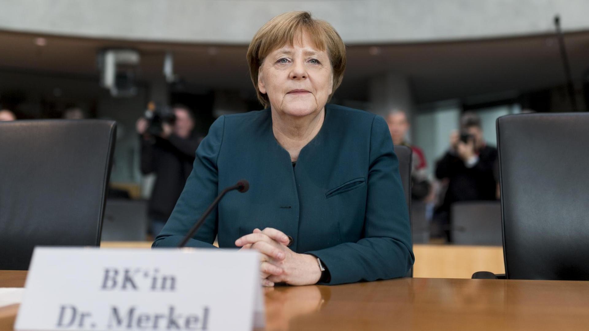Bundeskanzlerin Angela Merkel (CDU) sitzt als Zeugin im Abgas-Untersuchungsausschuss im Bundestag in Berlin. Bundeskanzlerin Angela Merkel (CDU) sitzt als Zeugin im Abgas-Untersuchungsausschuss im Bundestag in Berlin.