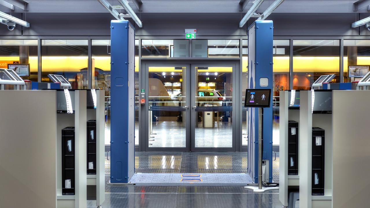 Der Quick Personal Scanner, kurz QPS, der Firma Rohde & Schwarz. Der Quick Personal Scanner, kurz QPS, der Firma Rohde & Schwarz.