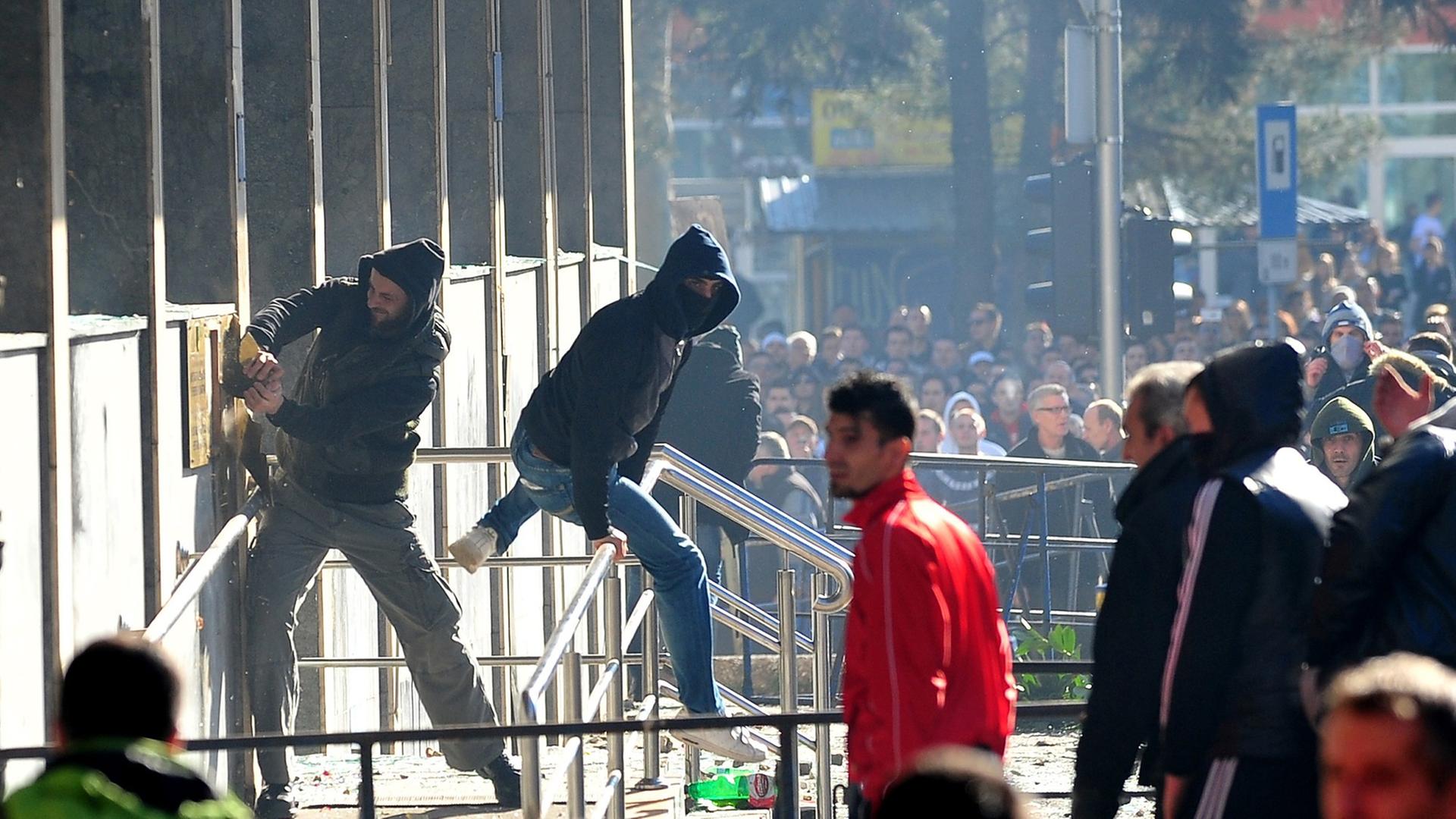 Demonstranten stürmen ein Regierungsgebäude in Tuzla am 7.2.2014