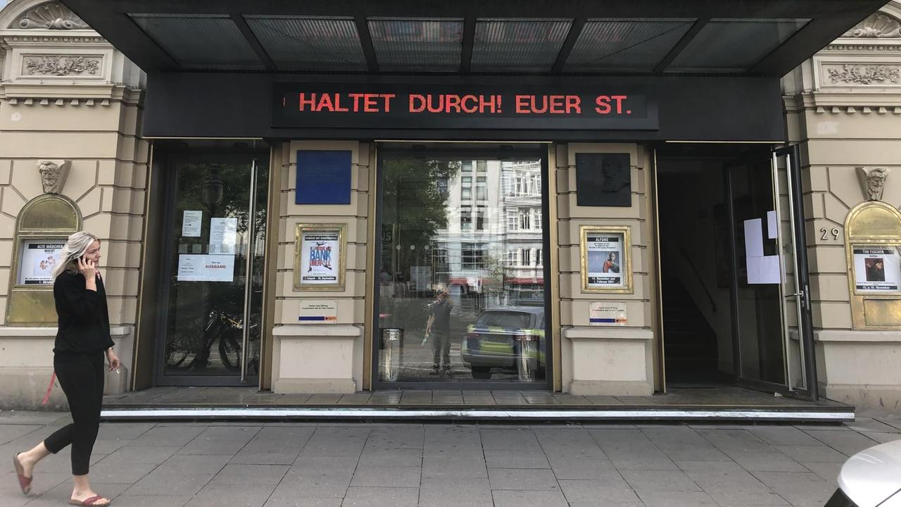 "Haltet durch!" steht in einer Leuchtschrift über dem Eingang des St. Pauli Theaters. "Haltet durch!" steht in einer Leuchtschrift über dem Eingang des St. Pauli Theaters.