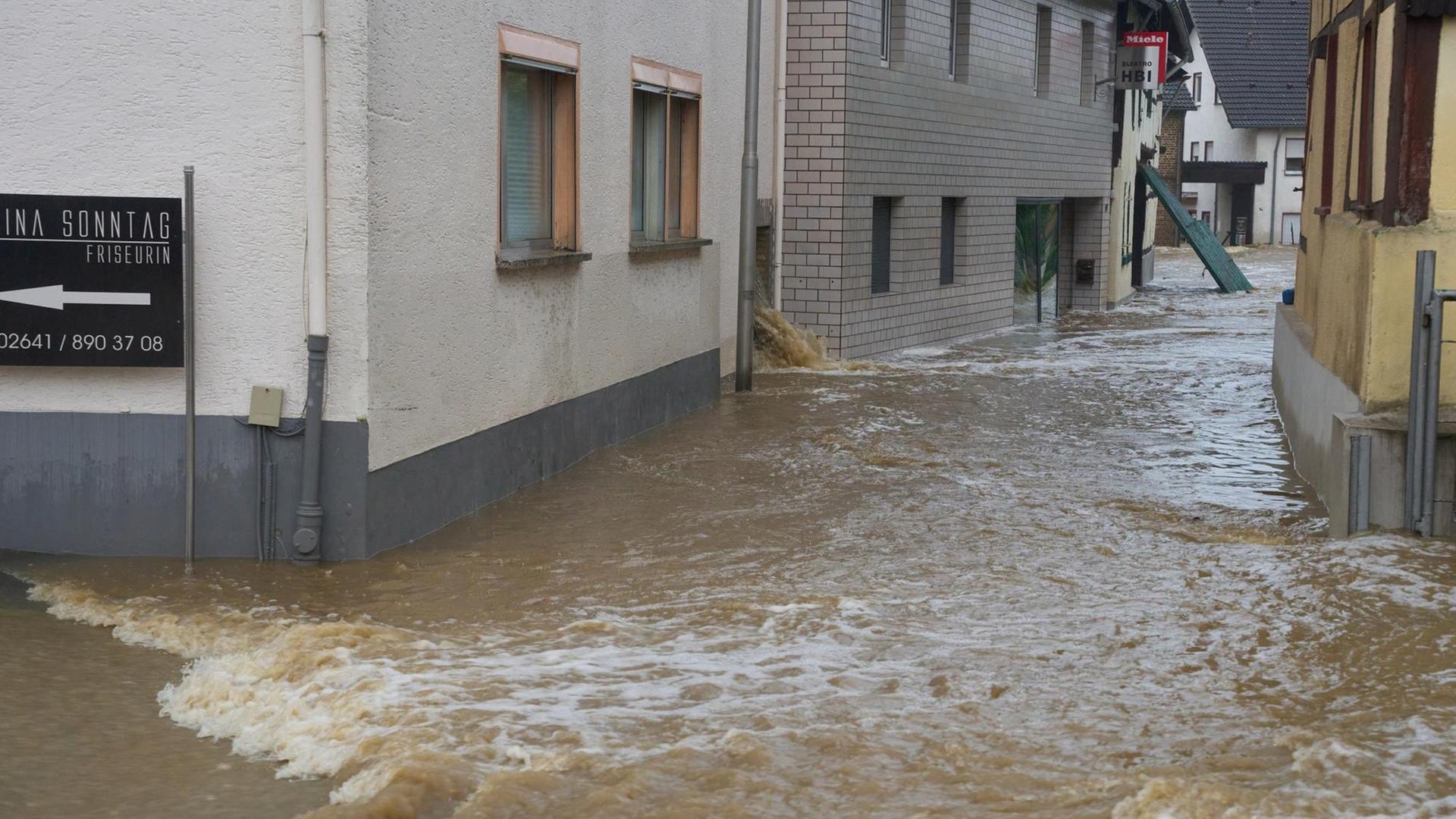 Die Straßen in Esch (Kreis Ahrweiler) haben sich nach dem Starkregen in reißende Ströme verwandelt. Die Straßen in Esch (Kreis Ahrweiler) haben sich nach dem Starkregen in reißende Ströme verwandelt.