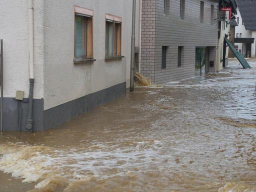 Die Straßen in Esch (Kreis Ahrweiler) haben sich nach dem Starkregen in reißende Ströme verwandelt.