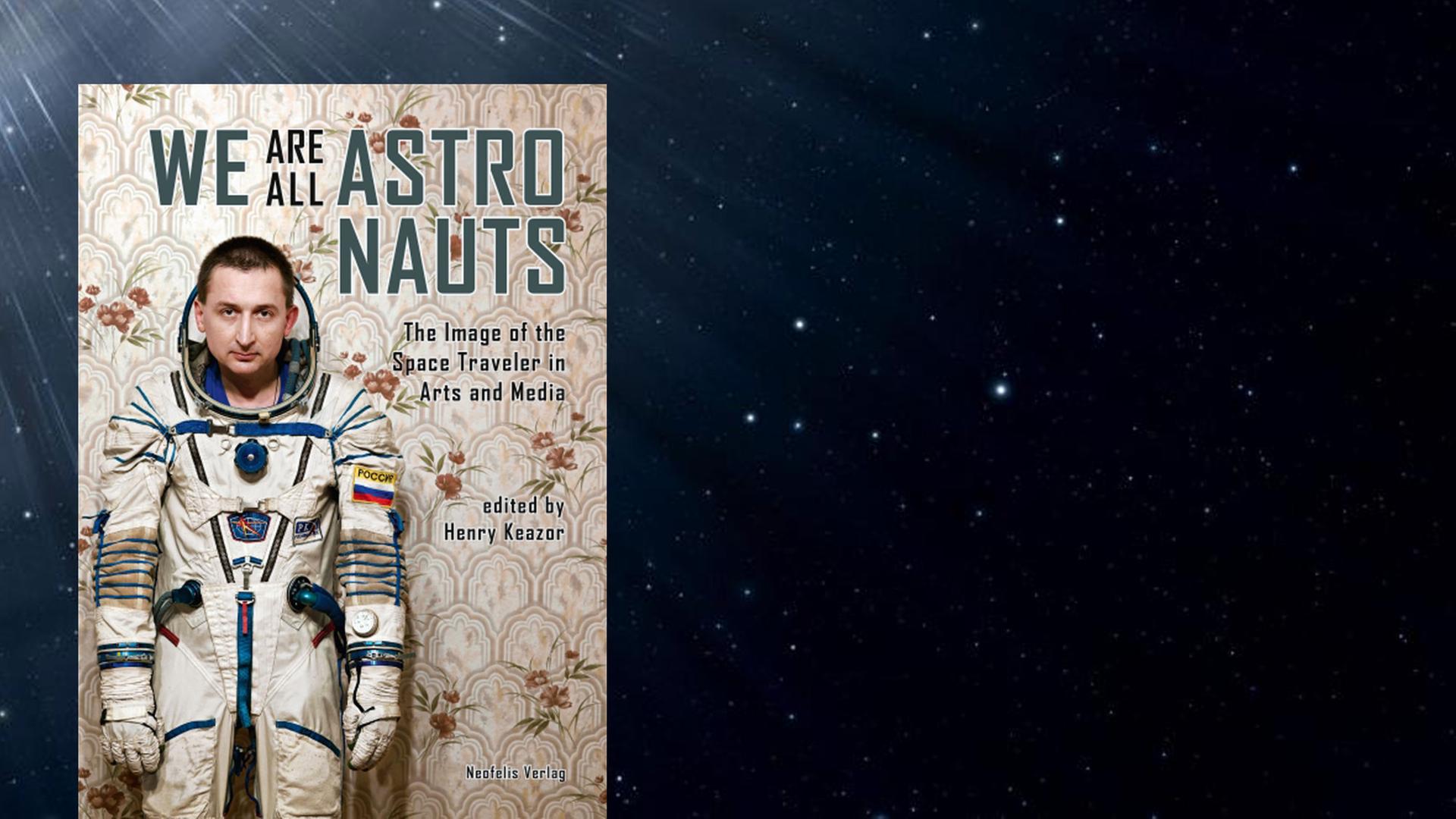 Coverabbildung "We are all astronauts". Vor einer geblümten Tapete steht ein Mann von trauriger Gestalt im Raumanzug. Coverabbildung "We are all astronauts". Vor einer geblümten Tapete steht ein Mann von trauriger Gestalt im Raumanzug.