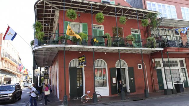 Das Gebäude wurde um 1850 an der Ecke Conti Street und Dauphine Streets gebaut. Ehemals befand sich hier das Rotlichtmillieu von New Orleans. Das Gebäude beherbergte auch schon einen Blumenladen, ein Frisörgeschäft und 1885 befand sich hier eine Opiumhöhle, die von chinesischen Brüdern geleitet wurde. Heute befindet sich dort ein Restaurant mit Bar, das den Namen "Déjà vu" besitzt.