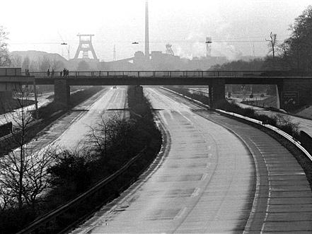 Autofreier Sonntag - Leere Straßen und Autobahnen, so wie hier im Schatten der Zeche Ewald in Recklinghausen, bestimmten am 25. November 1973 in folge der Ölkrise das Bild auf den bundesdeutschen Straßen. Autofreier Sonntag - Leere Straßen und Autobahnen, so wie hier im Schatten der Zeche Ewald in Recklinghausen, bestimmten am 25. November 1973 in folge der Ölkrise das Bild auf den bundesdeutschen Straßen.