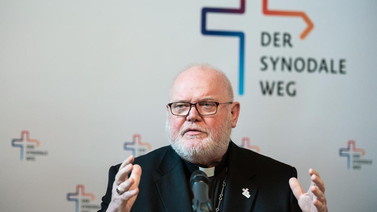 Das Foto zeigt Kardinal Reinhard Marx, Vorsitzender der Deutschen Bischofskonferenz, auf einer Pressekonferenz. Das Foto zeigt Kardinal Reinhard Marx, Vorsitzender der Deutschen Bischofskonferenz, auf einer Pressekonferenz.