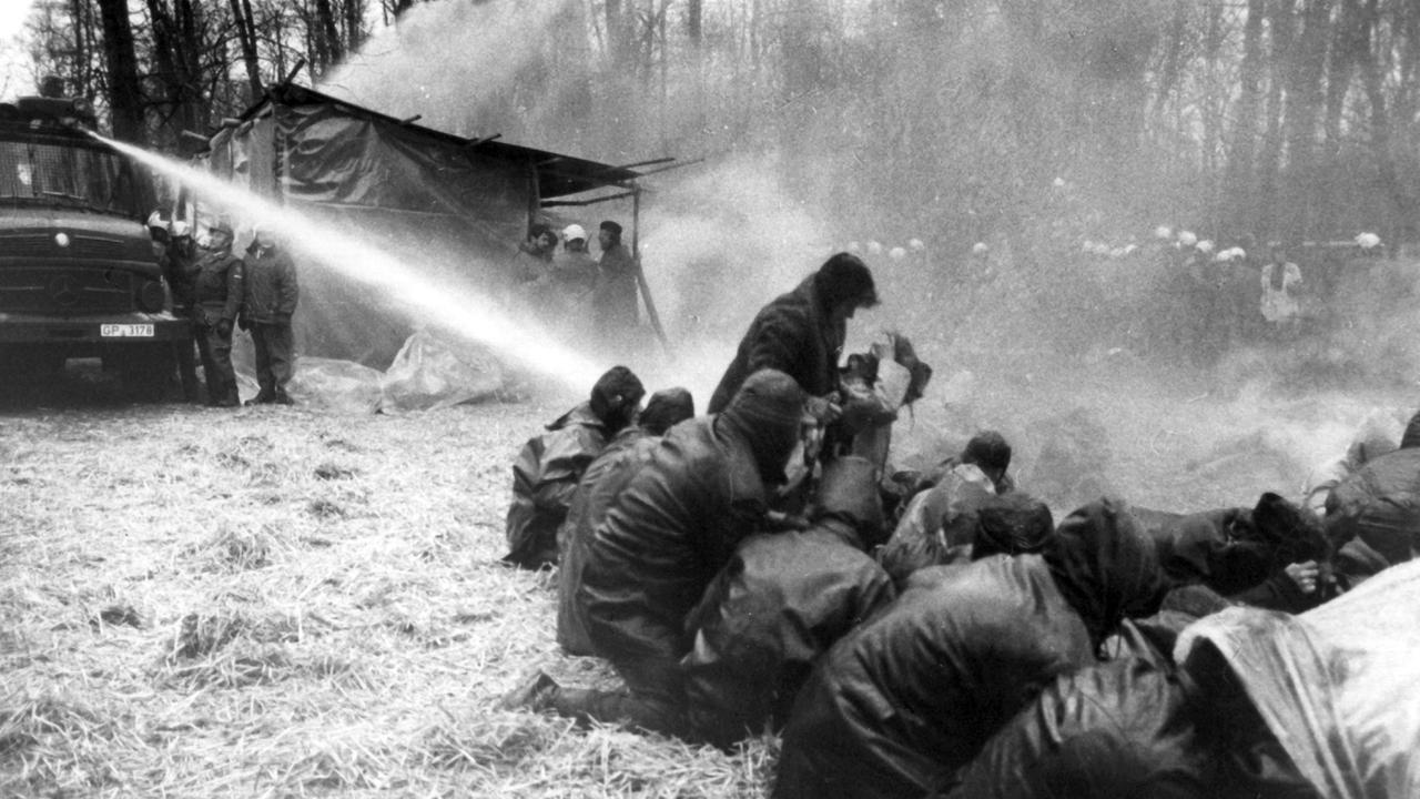 Die Polizei bricht in Wyhl mit Wasserwerfern den gewaltlosen Widerstand der Demonstranten Die Polizei bricht in Wyhl mit Wasserwerfern den gewaltlosen Widerstand der Demonstranten