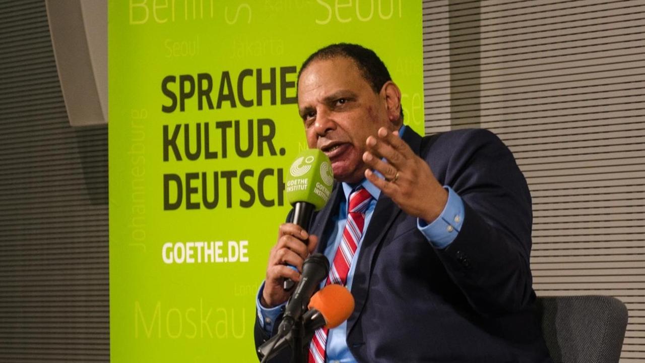 Der ägyptische Schriftsteller Alaa Al Aswani. Der ägyptische Schriftsteller Alaa Al Aswani.