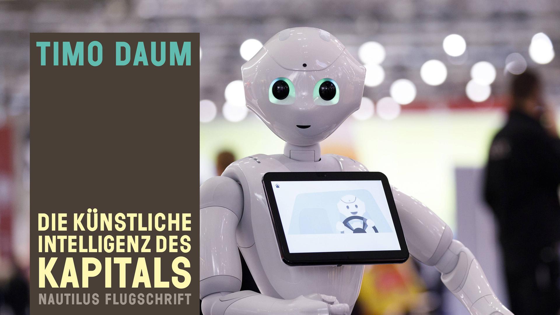Ein Roboter mit einem Tabelet steht in einer Messehalle und begrüßt die Passanten. Ein Roboter mit einem Tabelet steht in einer Messehalle und begrüßt die Passanten.