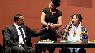 Szene aus der Oper "Blue" von Jeanine Tesori: Vater, Mutter und Sohn sitzen an einem Tisch