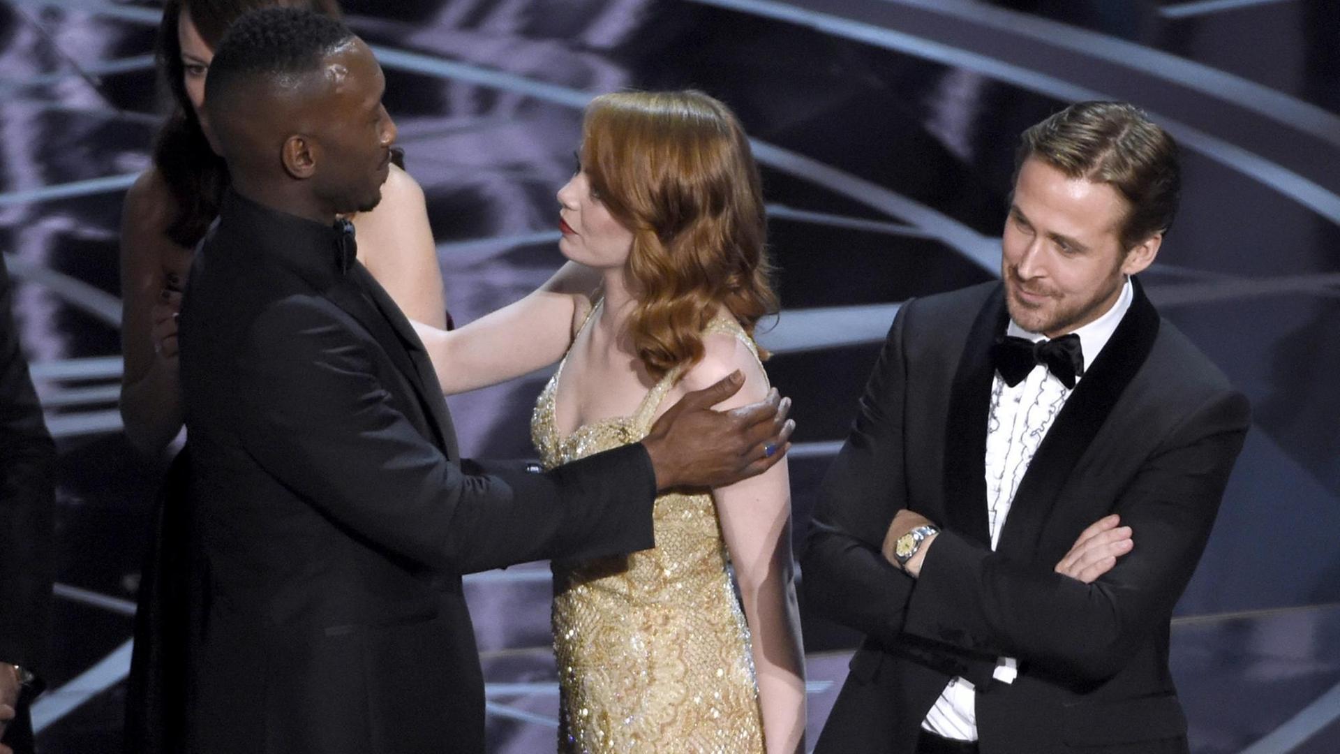 Emma Stone gratuliert Mahershala Ali zum Oscar für den besten Film, rechts: Ryan Gosling