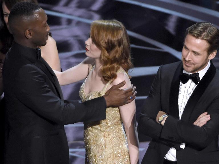Emma Stone gratuliert Mahershala Ali zum Oscar für den besten Film, rechts: Ryan Gosling