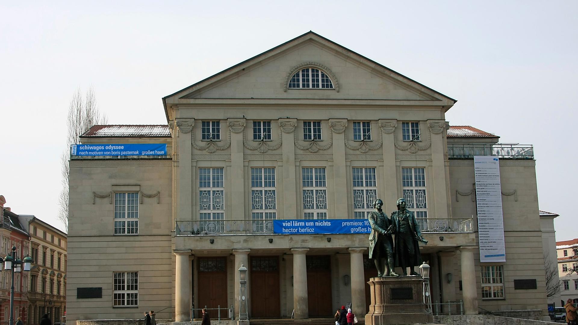 Theaterplatz von Weimar befindet sich das neoklassizistische Deutsche Nationaltheater mit dem Goethe- und Schiller- Denkmal Theaterplatz von Weimar befindet sich das neoklassizistische Deutsche Nationaltheater mit dem Goethe- und Schiller- Denkmal