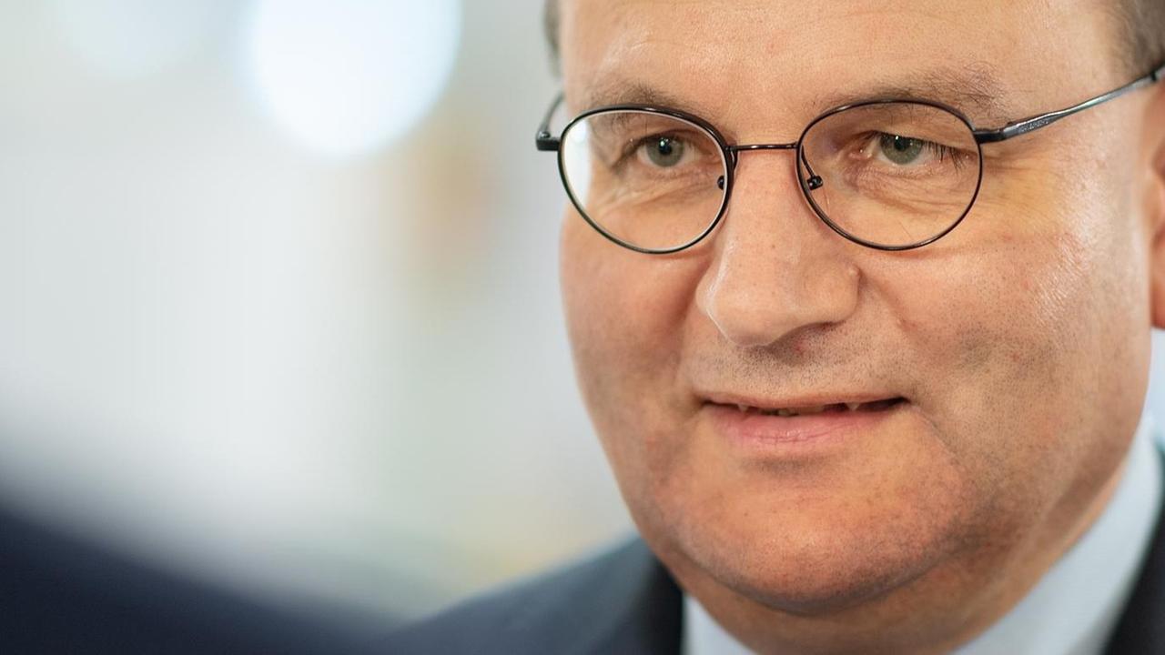 Ottmar Edenhofer, Direktor und Chefökonom des Potsdamer Instituts für Klimafolgenforschung (PIK), beim Weltklimagipfel. Ottmar Edenhofer, Direktor und Chefökonom des Potsdamer Instituts für Klimafolgenforschung (PIK), beim Weltklimagipfel.