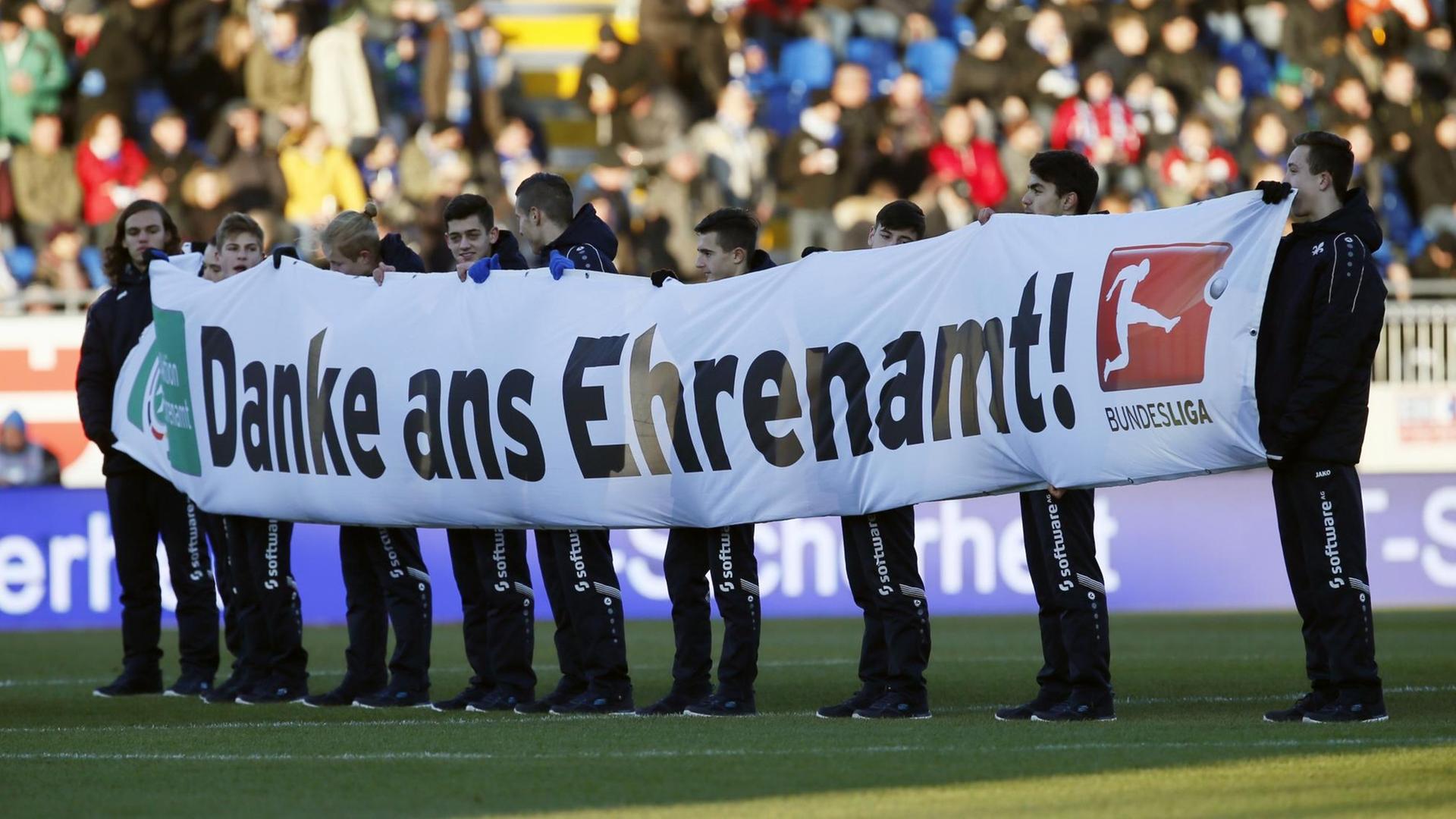 Jugendliche halten ein Transparent in die Höhe mit der Aufschrift "Danke ans Ehrenamt" Jugendliche halten ein Transparent in die Höhe mit der Aufschrift "Danke ans Ehrenamt"