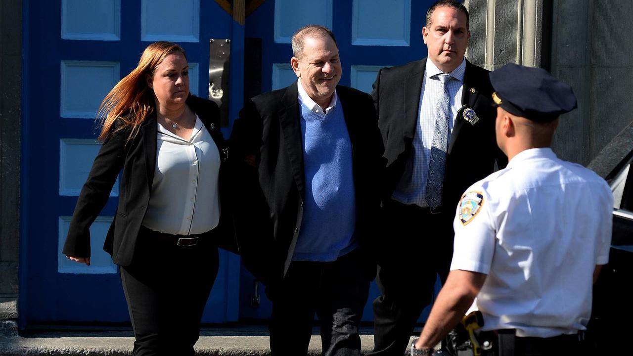 Harvey Weinstein verlässt in Tribeca in New York City das Polizeirevier in Handschellen. Er lacht.