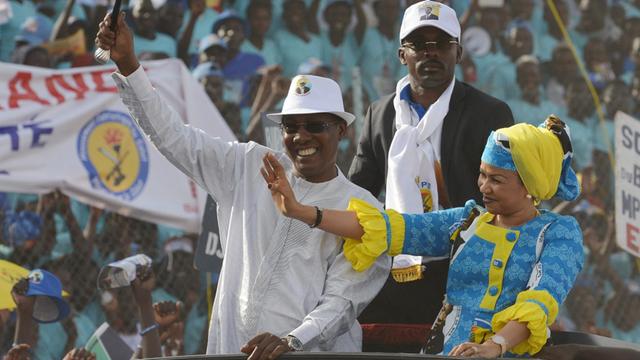 Idriss Deby Itno, Präsident des Tschad und seine Frau Inda, winken Unterstützern bei einer Wahlkampfveranstaltung in Ndjamena.