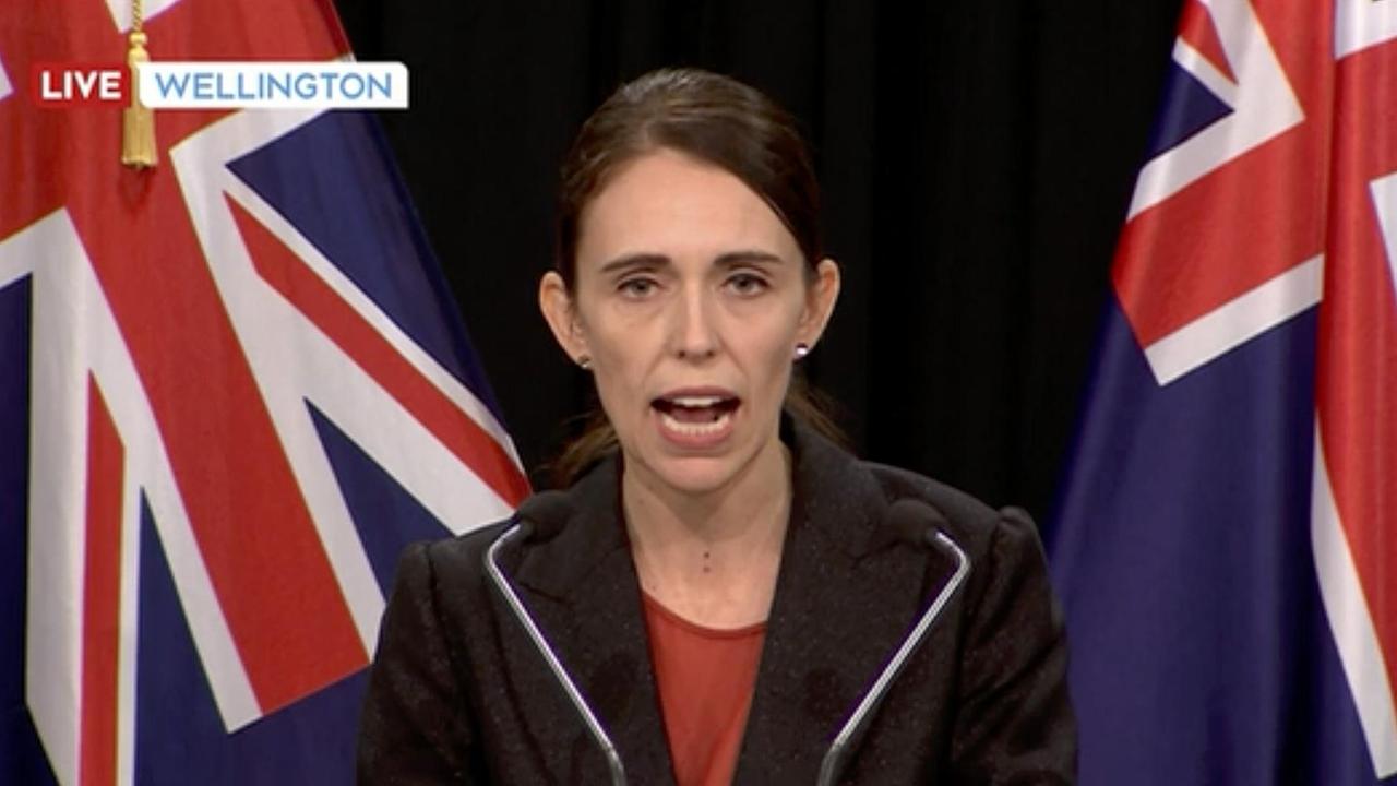 Neuseelands Ministerpräsidentin Jacinda Ardern äußerte sich nach den Angriffen auf zwei Moscheen in Christchurch in einer vom Fernsehen übertragenen Pressekonferenz. Neuseelands Ministerpräsidentin Jacinda Ardern äußerte sich nach den Angriffen auf zwei Moscheen in Christchurch in einer vom Fernsehen übertragenen Pressekonferenz.