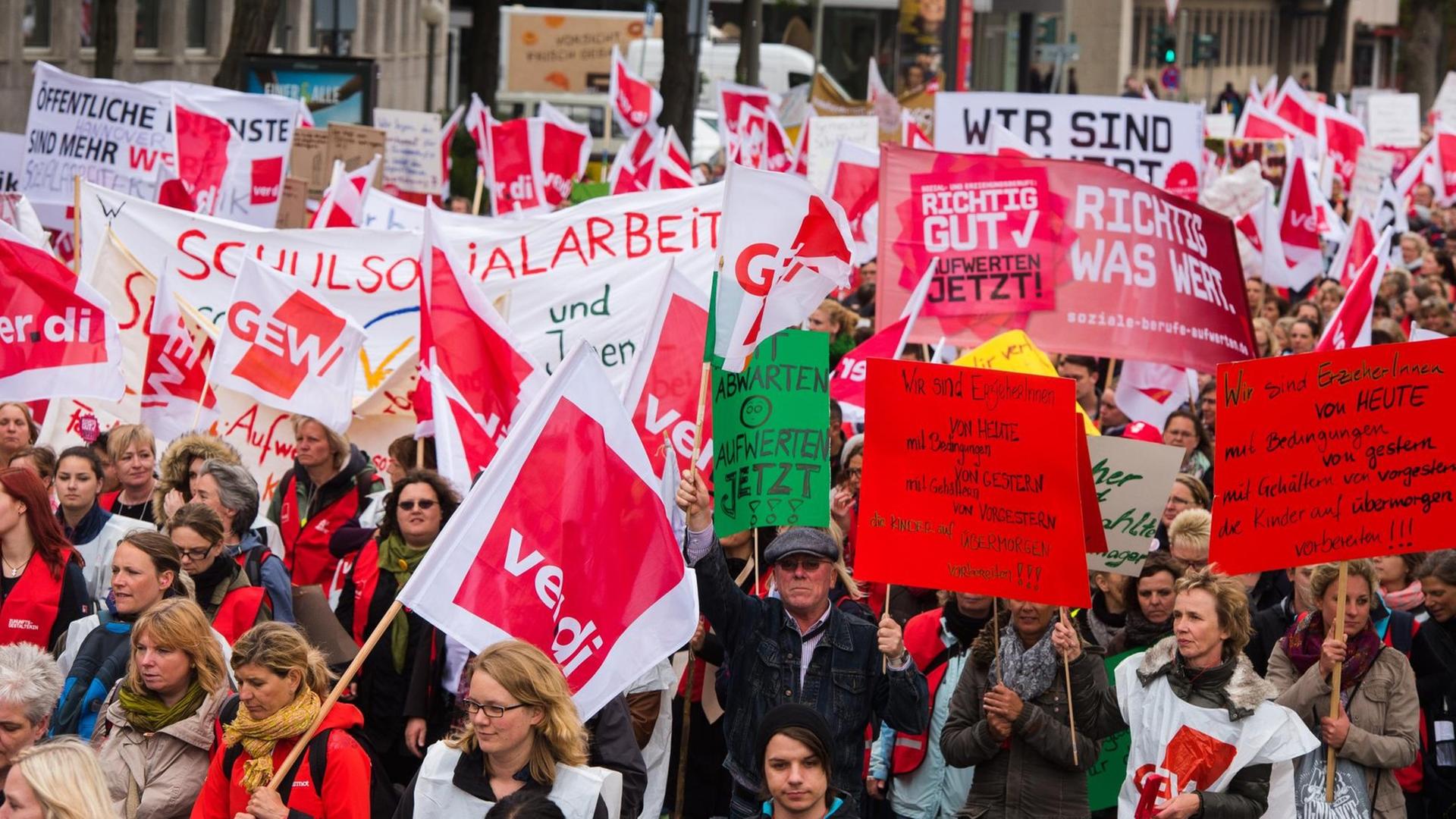 Erzieher halten am 28.05.2015 in Hamburg während einer Demonstration für mehr Lohn und Anerkennung Plakate und Transparente hoch. Erzieher halten am 28.05.2015 in Hamburg während einer Demonstration für mehr Lohn und Anerkennung Plakate und Transparente hoch.