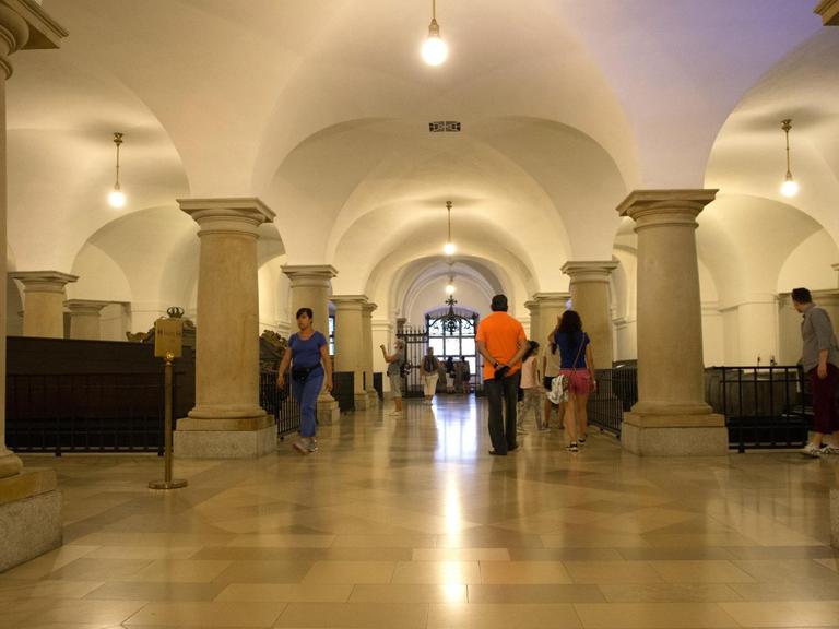Besucher gehen durch die Gruft des Berliner Doms in Berlin. Im Untergeschoss des Doms ruhen fast 100 Angehörige der Hohenzollern-Dynastie.