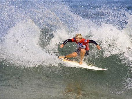 Surferin auf der Suche nach "der Welle"
