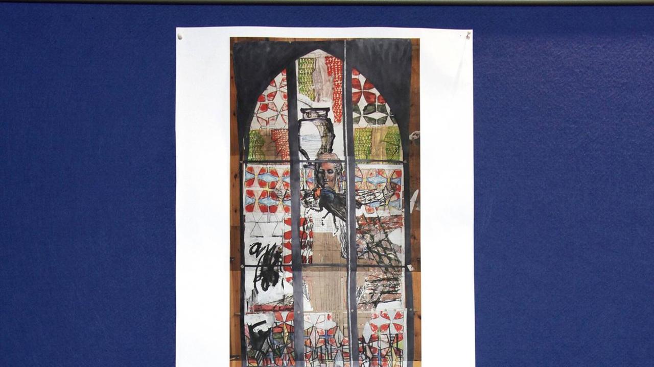 Entwurf des von Markus Lüpertz gestalteten und von Altkanzler Gerhard Schröder gestifteten Kirchenfensters für die Marktkirche in Hannover. Zu sehen ist unter anderem ein Kopf, eine große Fliege und andere Gestalten. Entwurf des von Markus Lüpertz gestalteten und von Altkanzler Gerhard Schröder gestifteten Kirchenfensters für die Marktkirche in Hannover. Zu sehen ist unter anderem ein Kopf, eine große Fliege und andere Gestalten.