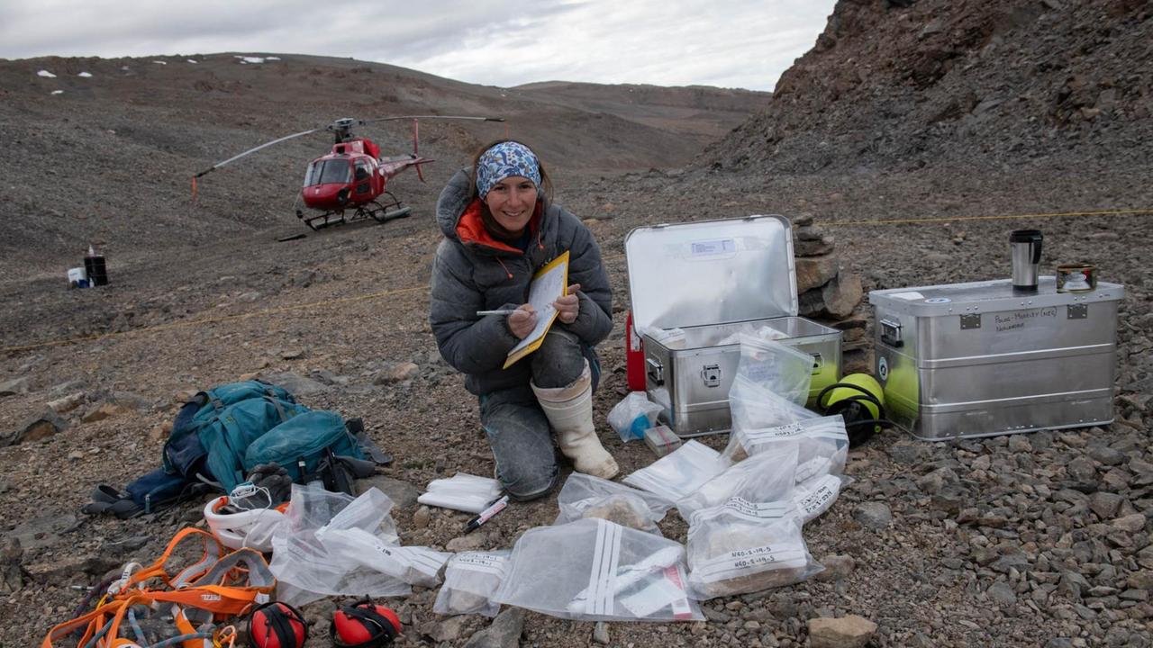 Geologin Gina Moseley bei Forschungen im Nordosten Grönlands