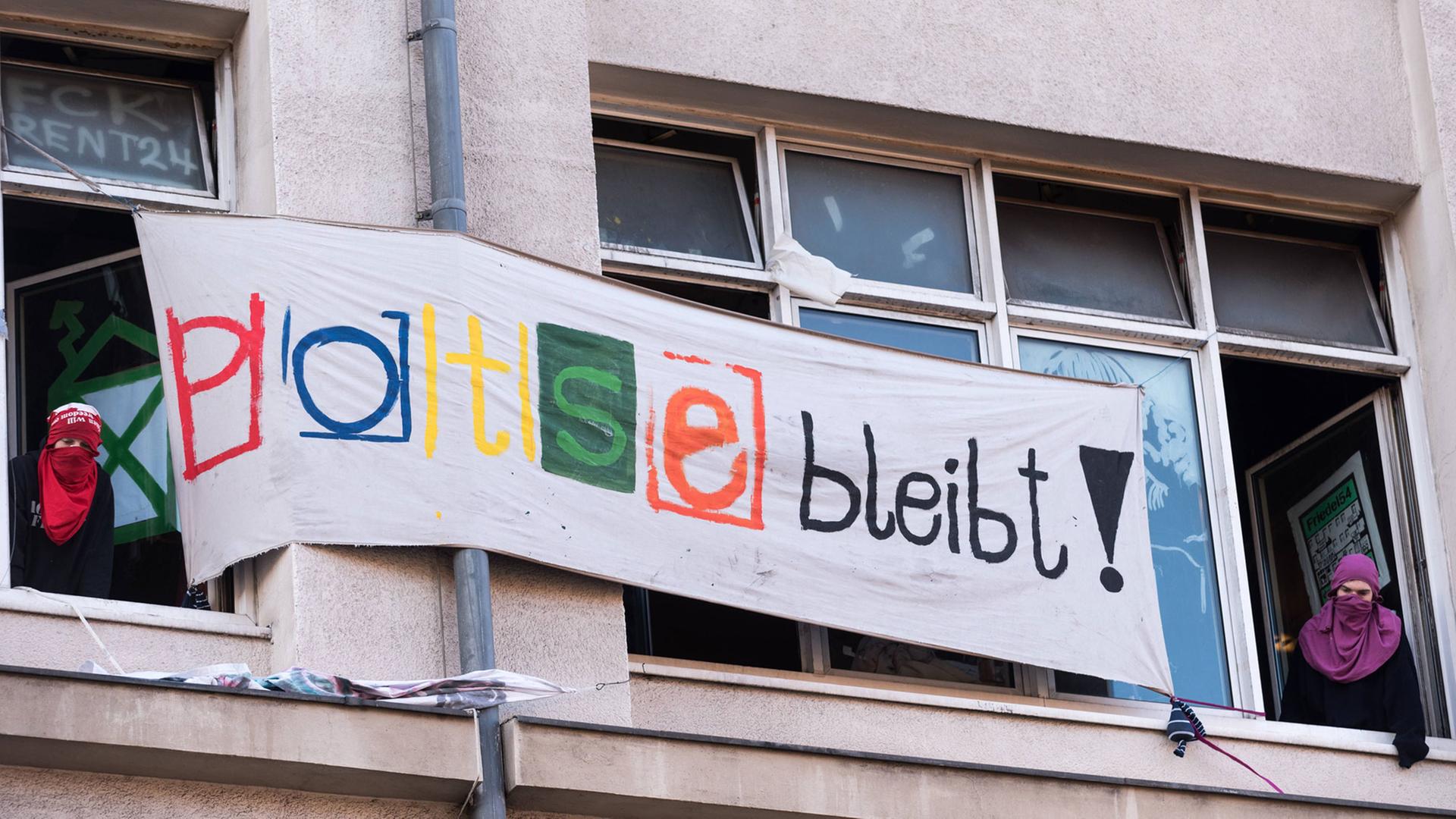 Aktivisten vor dem besetzten Jugendclub Potse und Drugstore am 02.01.2019 in Berlin. Aktivisten vor dem besetzten Jugendclub Potse und Drugstore am 02.01.2019 in Berlin.