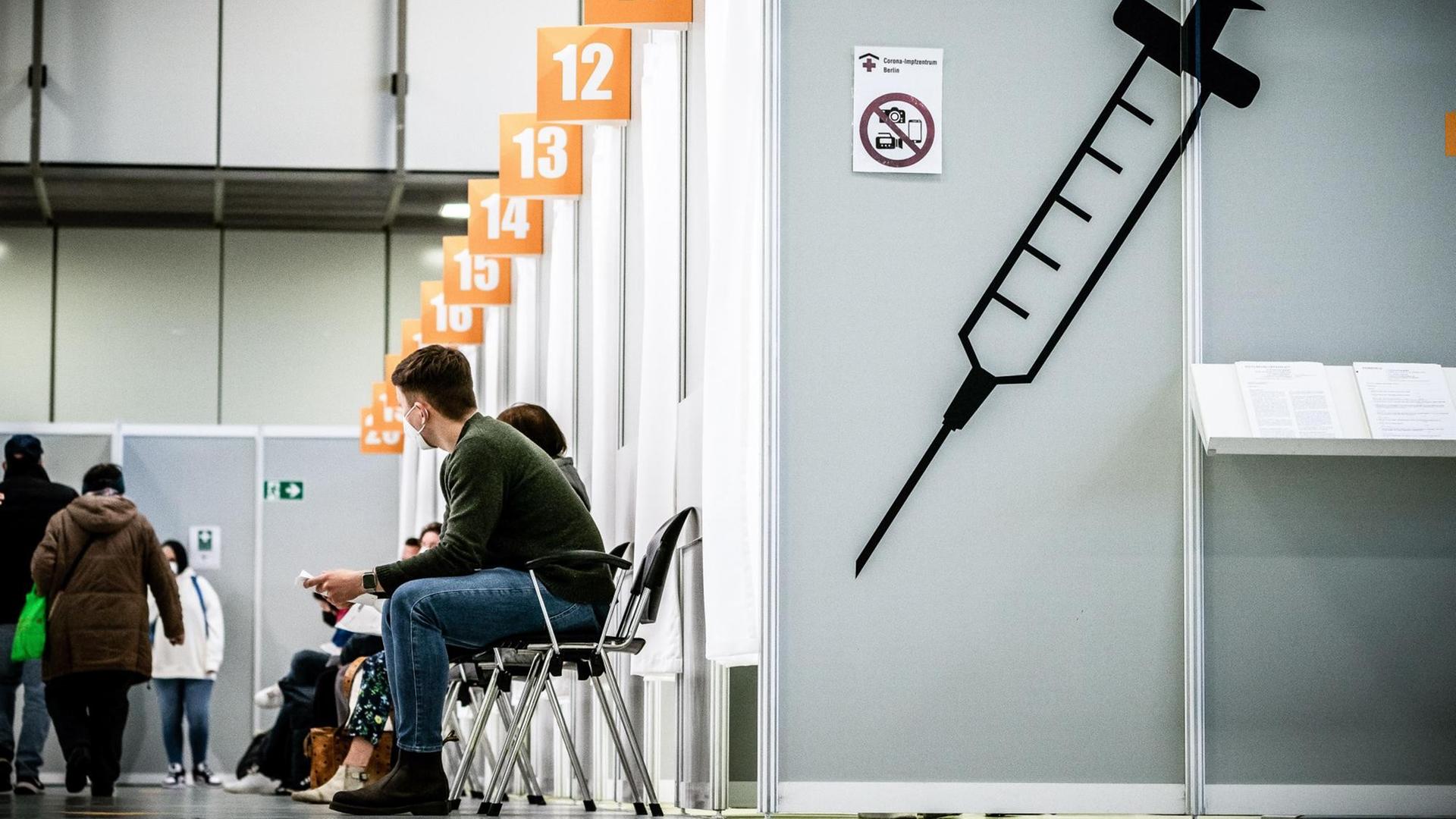 Impflinge warten im Corona Impfzentrum Messe Berlin auf ihre Impfung. Im Impfzentrum der Malteser wird der Impfstoff von Biontech Pfizer an täglich über 3000 Berlinerinnen und Berliner verimpft. Impflinge warten im Corona Impfzentrum Messe Berlin auf ihre Impfung. Im Impfzentrum der Malteser wird der Impfstoff von Biontech Pfizer an täglich über 3000 Berlinerinnen und Berliner verimpft.