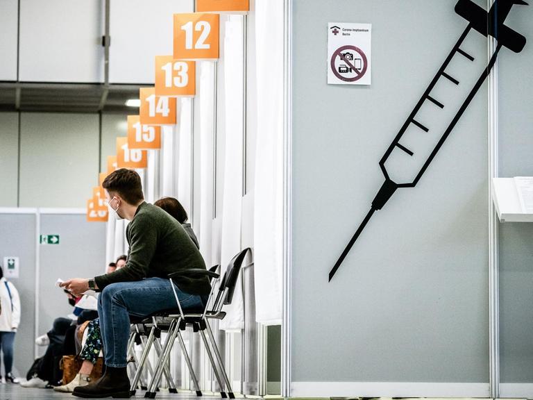 Impflinge warten im Corona Impfzentrum Messe Berlin auf ihre Impfung. Im Impfzentrum der Malteser wird der Impfstoff von Biontech Pfizer an täglich über 3000 Berlinerinnen und Berliner verimpft.