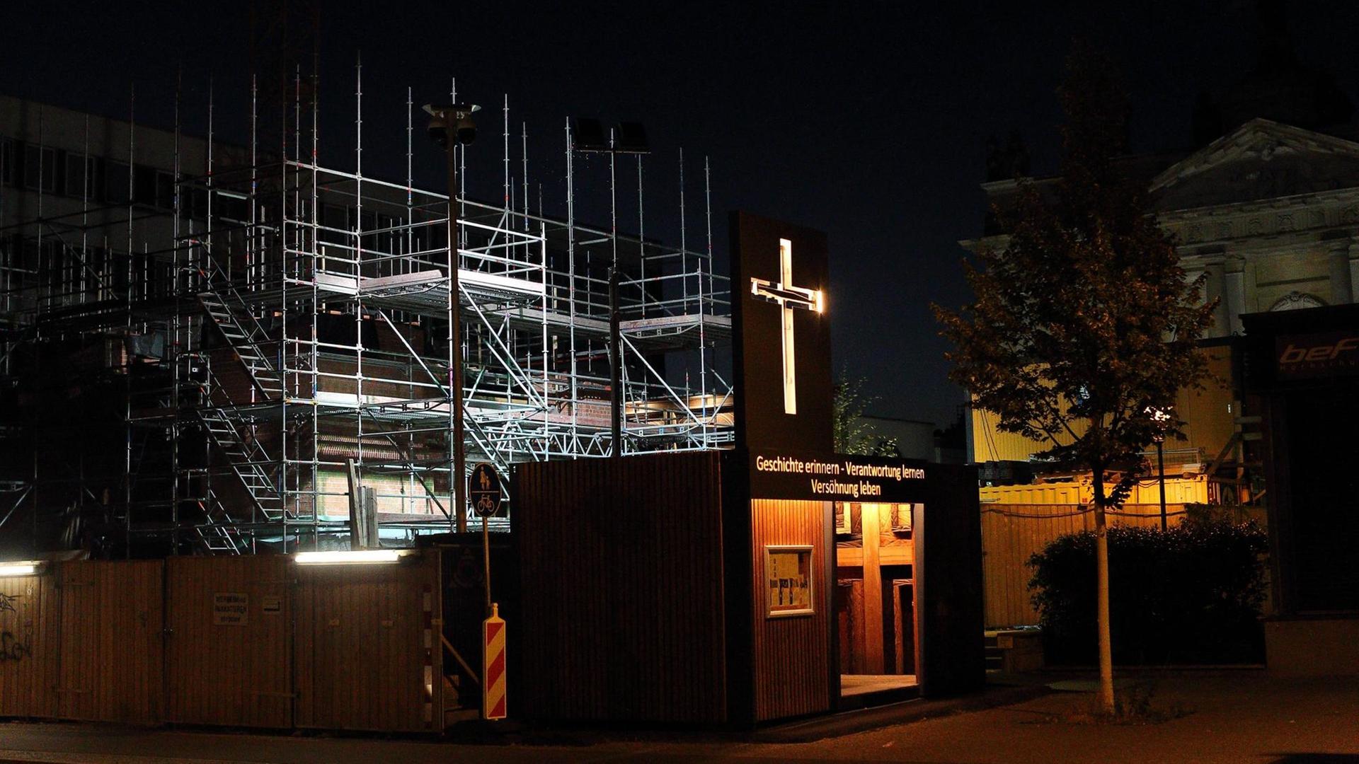Ein künstlerisch gestalteter Container mit Nagelkreuz aus Coventry und der Aufschrift Geschichte erinnern - Verantwortung lernen - Versöhnung leben steht an der Baustelle für den Wiederaufbau des Turms der Garnisonkirche in Potsdam im Juli 2019.