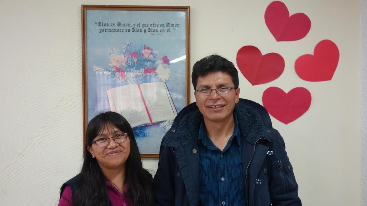 Ingenieur Guillermo Caliza und eine Kollegin stehen im Büro der Hilfsorganisation „Red Habitat“ in Bolivien.