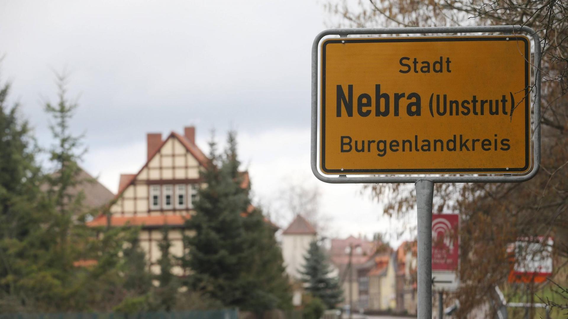 Das Ortsschild von Nebra in Sachsen-Anhalt. Das Ortsschild von Nebra in Sachsen-Anhalt.