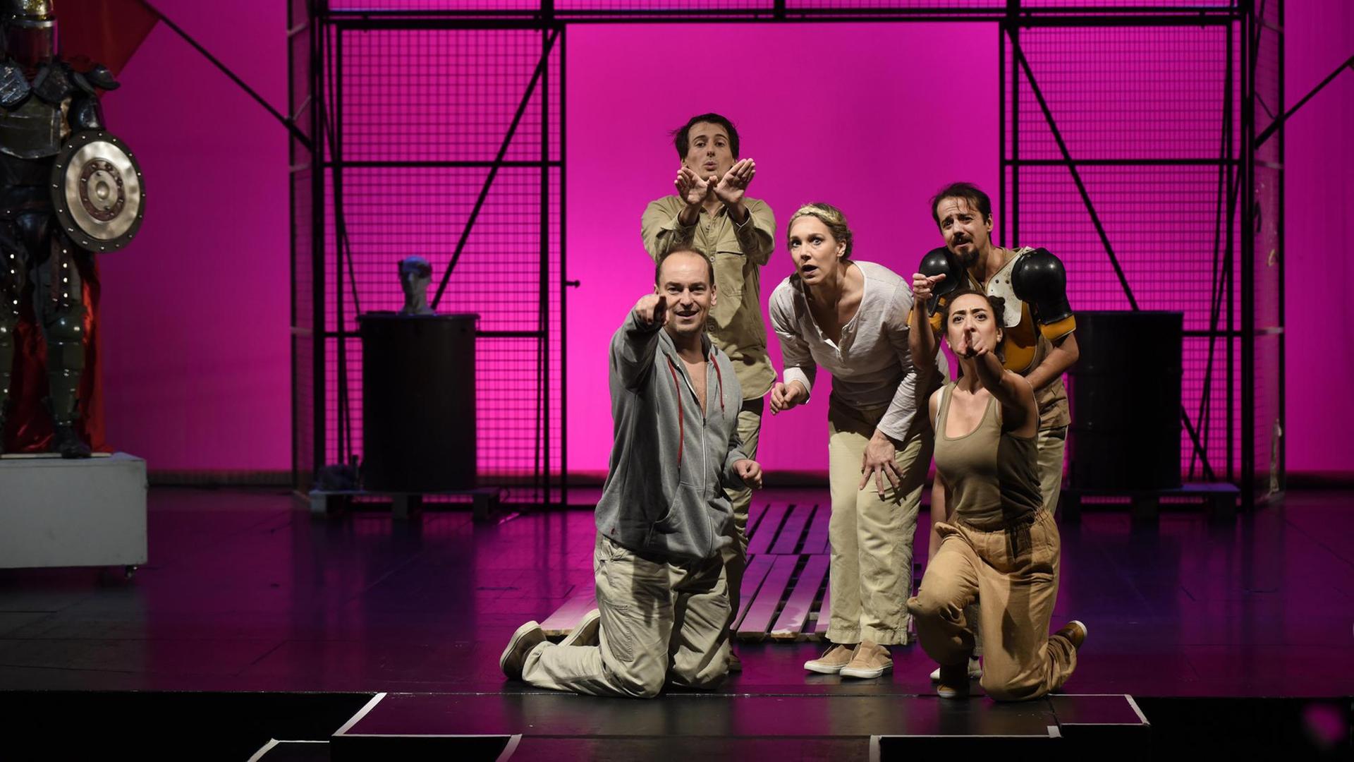 Szene aus der Coriolanus-Inszenierung auf dem Shakespeare-Festival in Neuss. Szene aus der Coriolanus-Inszenierung auf dem Shakespeare-Festival in Neuss.