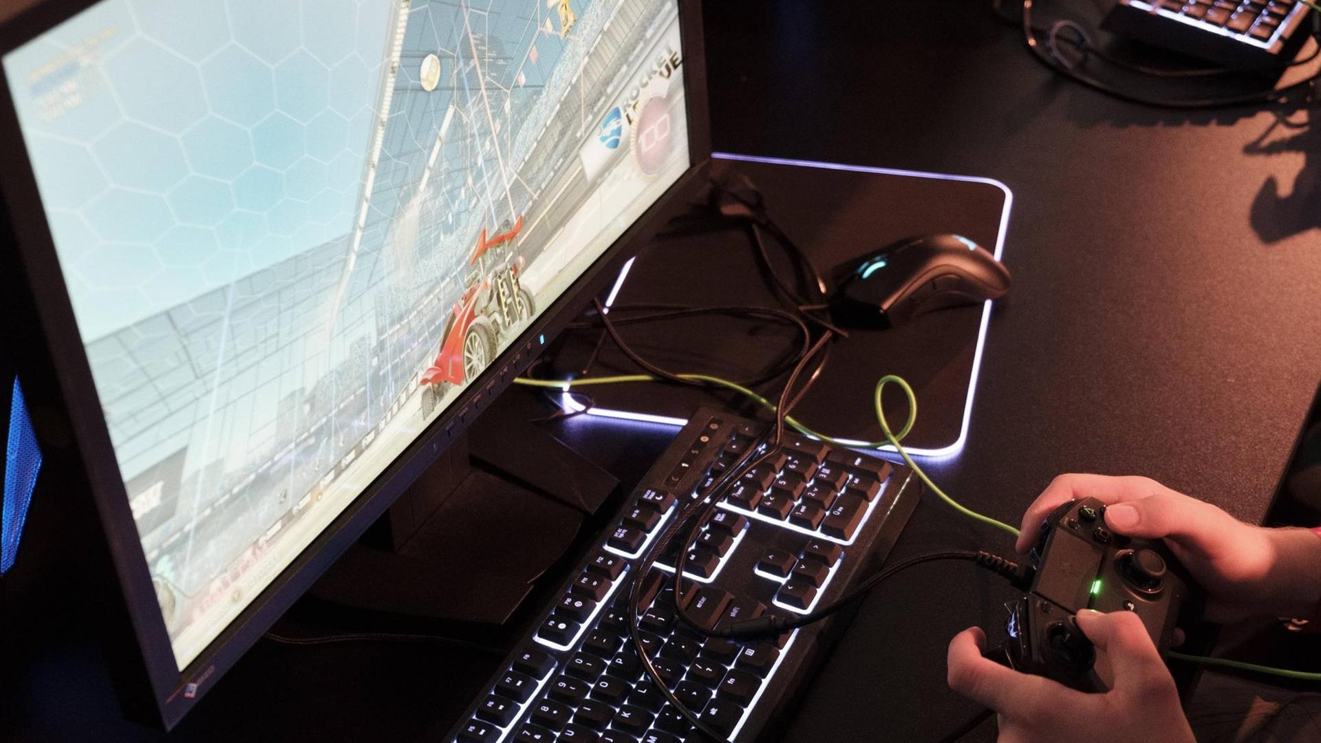 Gamescom Hände eines Spielers bedienen game controller über einer beleuchteten Tastatur auf der weltweit grössten Messe für Computer-und Videospiele Gamescom in Köln, NRW am 24.8.2018 Gamescom Hände eines Spielers bedienen game controller über einer beleuchteten Tastatur auf der weltweit grössten Messe für Computer-und Videospiele Gamescom in Köln, NRW am 24.8.2018