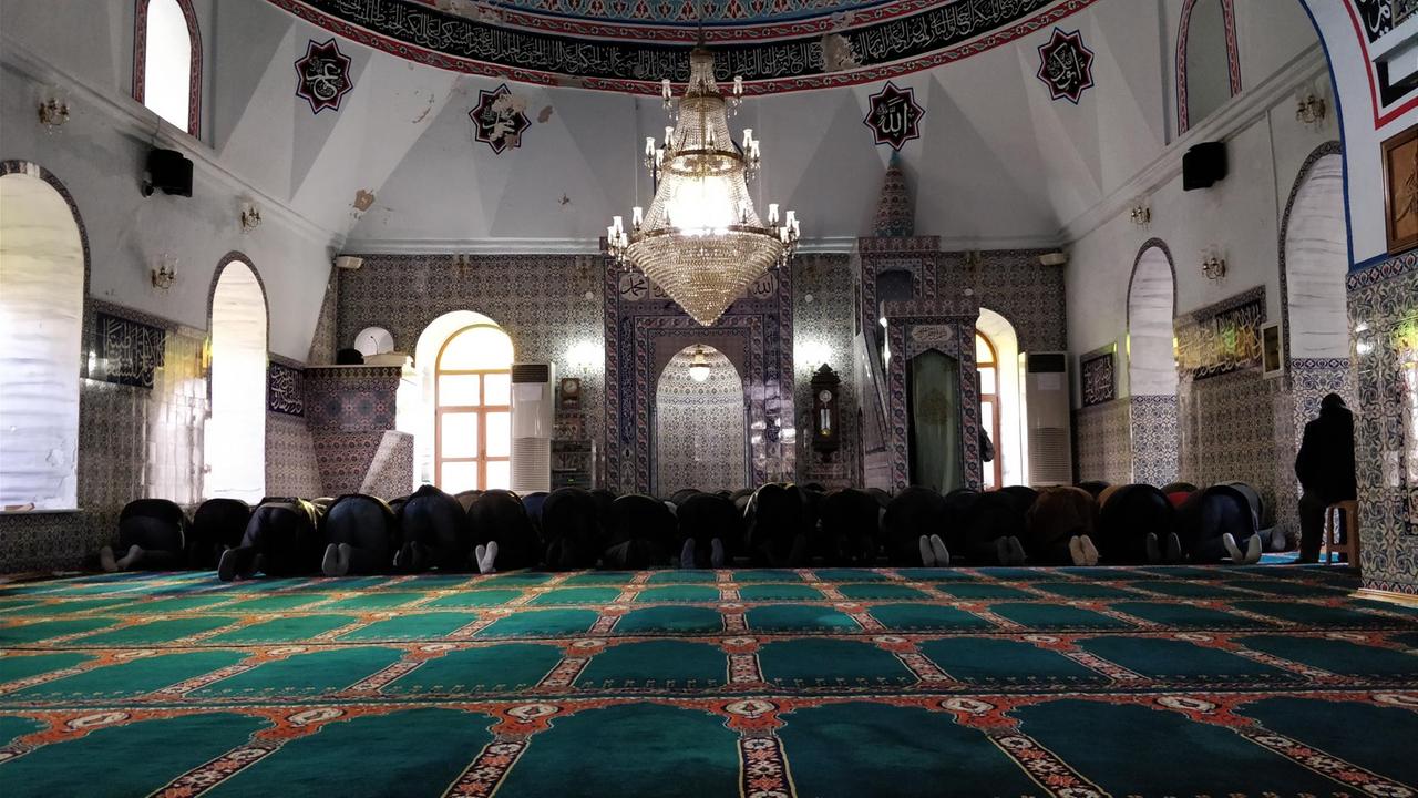 Muslime während ihres Mittagsgebets in der Alten Moschee in Komotini Muslime während ihres Mittagsgebets in der Alten Moschee in Komotini