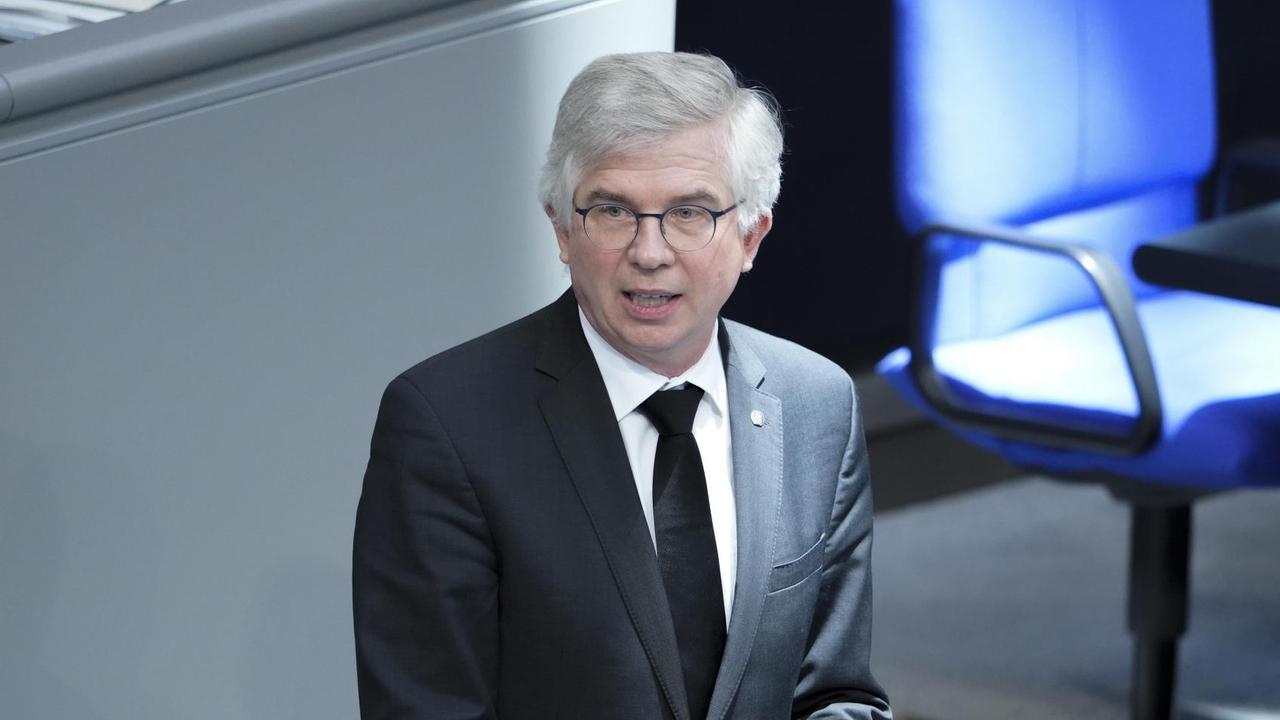 Prof. Dr. Andrew Ullmann im Portrait bei seiner Rede zum Thema Impfmanagement bei der 216. Sitzung des Deutschen Bundestag in Berlin Prof. Dr. Andrew Ullmann im Portrait bei seiner Rede zum Thema Impfmanagement bei der 216. Sitzung des Deutschen Bundestag in Berlin