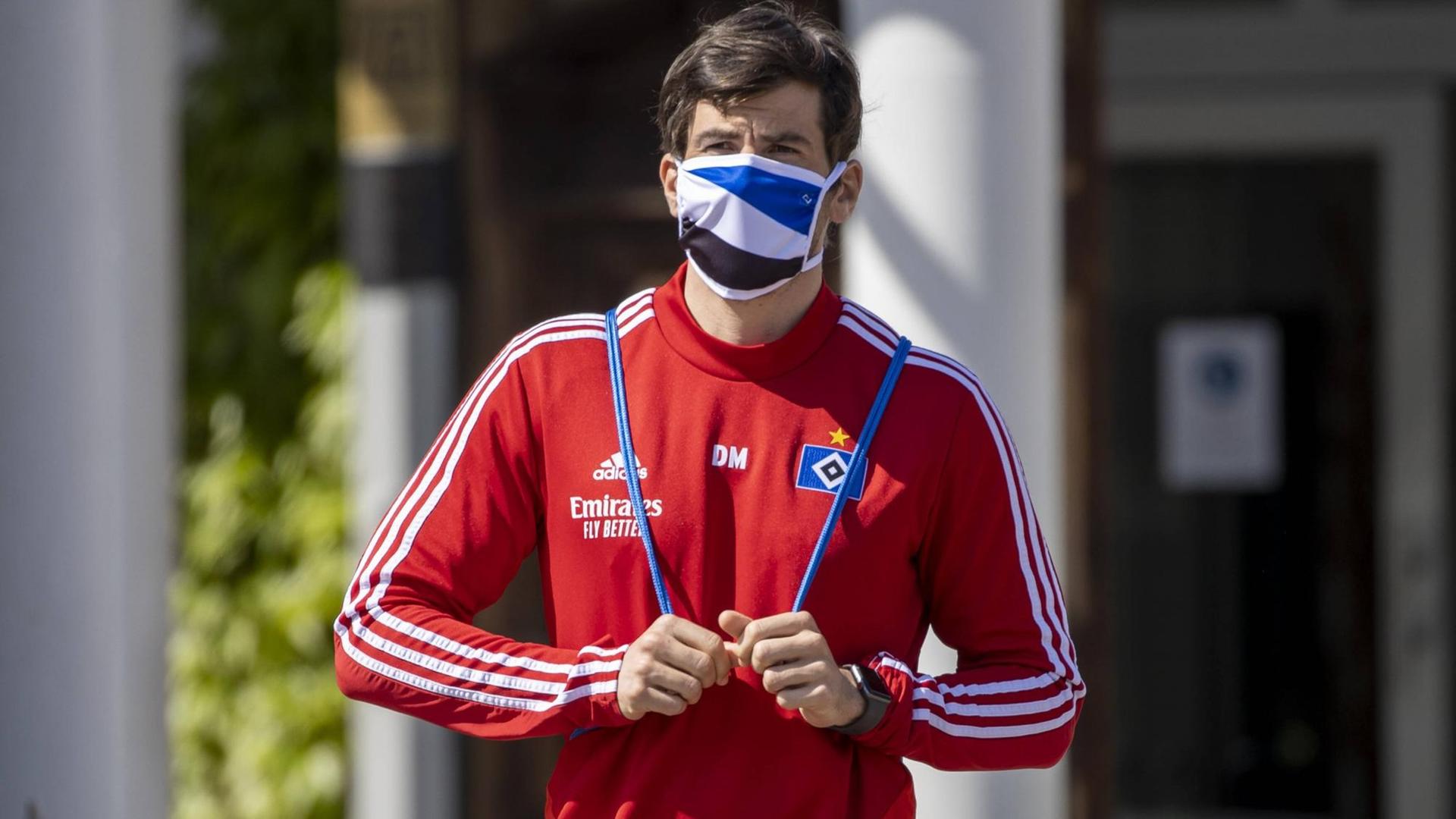 Daniel Müssig, Athletik-Trainer des HSV, mit Mundschutz Daniel Müssig, Athletik-Trainer des HSV, mit Mundschutz