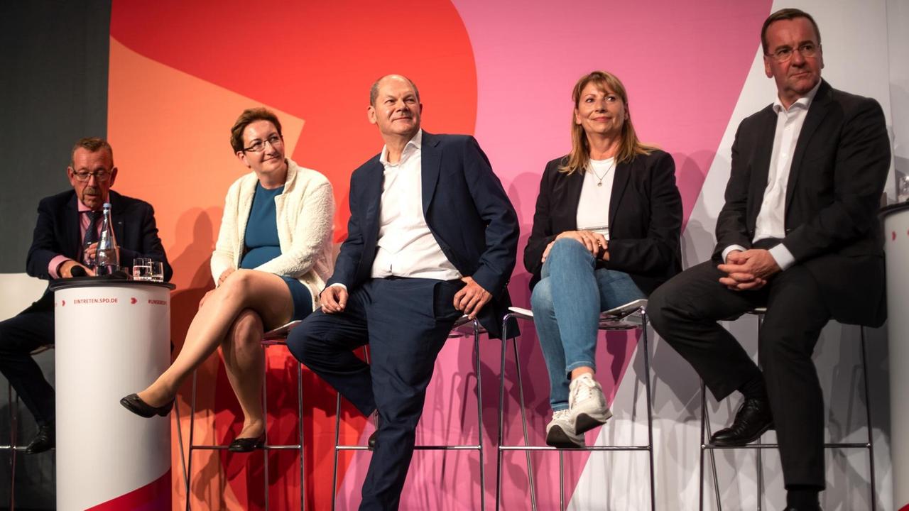 Karl-Heinz Brunner, Klara Geywitz, Olaf Scholz, Petra Kpping und Boris Pistorius beantworten bei der SPD-Regionalkonferenz Fragen. Karl-Heinz Brunner, Klara Geywitz, Olaf Scholz, Petra Kpping und Boris Pistorius beantworten bei der SPD-Regionalkonferenz Fragen.