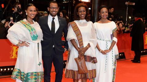 Mehret Mandefro (l-r), Zeresenay Berhane Mehari, Meaza Ashenafi und Meron Getnet am 15.02.2014 in Berlin während der 64. Internationalen Filmfestspiele zur Abschlussgala und Verleihung der Bären.