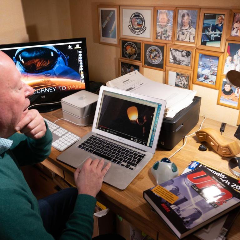 Hansjürgen Köhler vom Centralen Erfoschungsnetz außergewöhnlicher Himmelsphänomene (CENAP) sitzt in seinem Arbeitszimmer am Computer