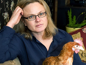 Die Schriftstellerin Karen Duve mit dem Huhn Rudi in ihrem Haus im brandenburgischen Ringenwalde Die Schriftstellerin Karen Duve mit dem Huhn Rudi in ihrem Haus im brandenburgischen Ringenwalde