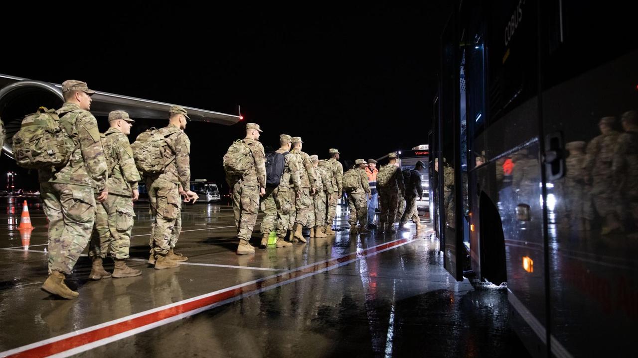 Hamburg: Soldaten der 2.Brigade der 3. Infantriedivision aus Fort Steward im U.S. Staat Georgia kommen im Rahmen der laufenden Großübung "Defender Europe 20" am Flughafen an und gehen über das Vorfeld zu den wartenden Bussen. 