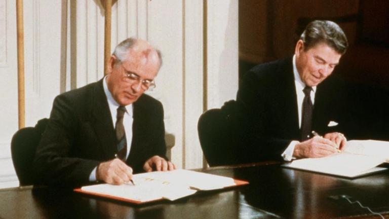 US-Präsident Ronald Reagan und der sowjetische Parteichef Michail Gorbatschow unterzeichnen am 8.12.87 in Washington den INF-Vertrag zur Vernichtung der atomaren Mittelstreckenraketen. US-Präsident Ronald Reagan und der sowjetische Parteichef Michail Gorbatschow unterzeichnen am 8.12.87 in Washington den INF-Vertrag zur Vernichtung der atomaren Mittelstreckenraketen.
