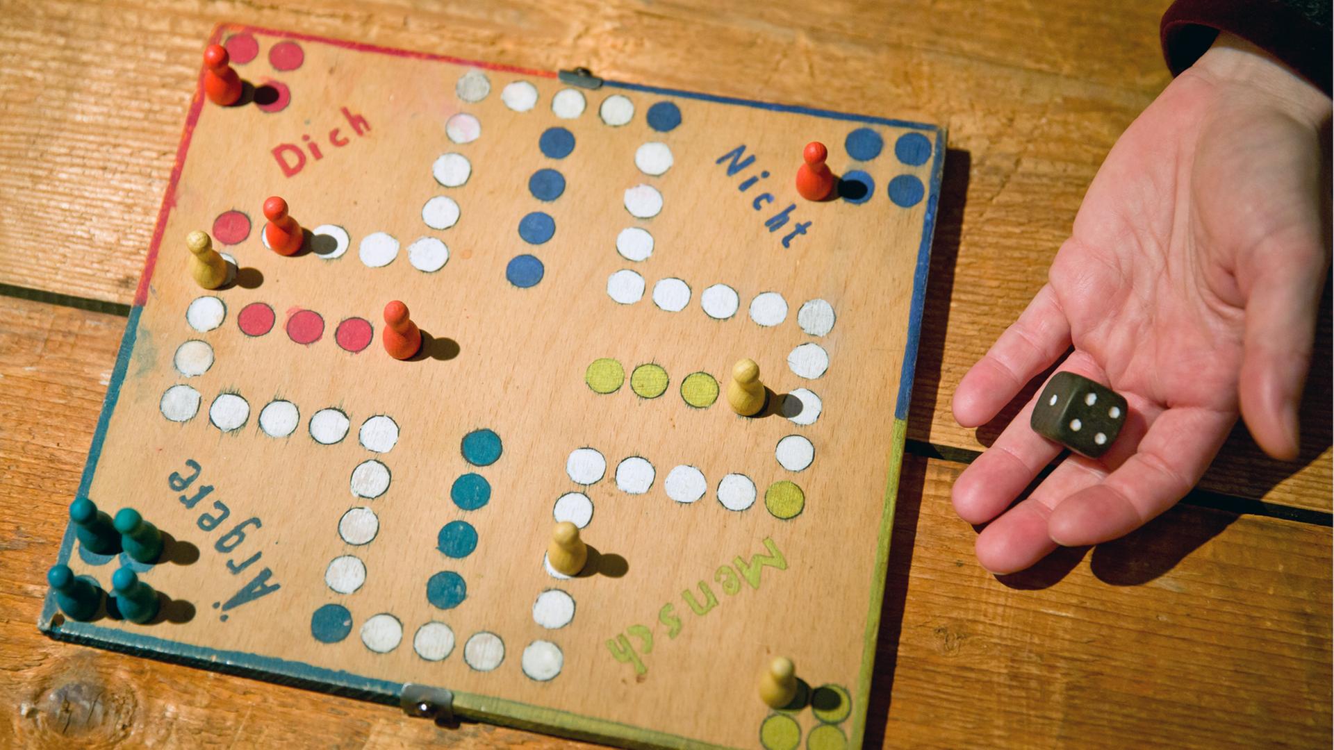 Ein selbstgebautes "Mensch ärgere Dich nicht!" Brettspiel von 1950 ist am 25.06.2015 im Spielzeugmuseum in Nürnberg (Bayern) zu sehen. Ein selbstgebautes "Mensch ärgere Dich nicht!" Brettspiel von 1950 ist am 25.06.2015 im Spielzeugmuseum in Nürnberg (Bayern) zu sehen.