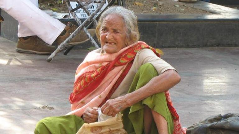 Eine indische Witwe, die auf der Straße lebt Eine indische Witwe, die auf der Straße lebt
