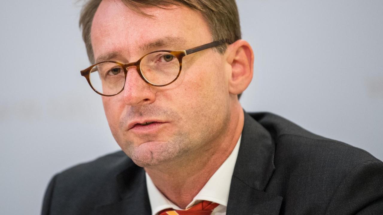 Roland Wöller (CDU), Innenminister von Sachsen, spricht auf der Kabinetts-Pressekonferenz. Thema der Pressekonferenz waren Vorfälle bei den Demonstrationen nach dem Tod eines 35-jährigen Mannes in Chemnitz. (28.8.2018). Roland Wöller (CDU), Innenminister von Sachsen, spricht auf der Kabinetts-Pressekonferenz. Thema der Pressekonferenz waren Vorfälle bei den Demonstrationen nach dem Tod eines 35-jährigen Mannes in Chemnitz. (28.8.2018).