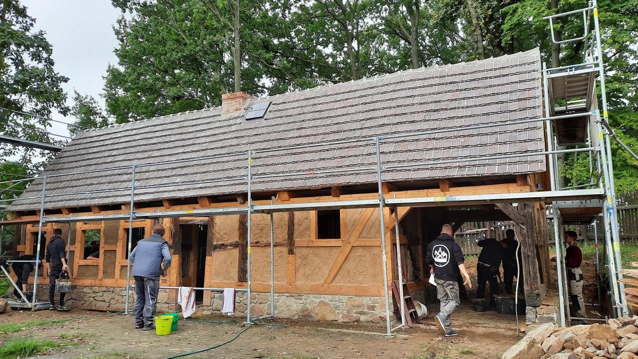 Zimmererlehrlinge bauen ein altes Fachwerkhaus wieder auf. Zimmererlehrlinge bauen ein altes Fachwerkhaus wieder auf.