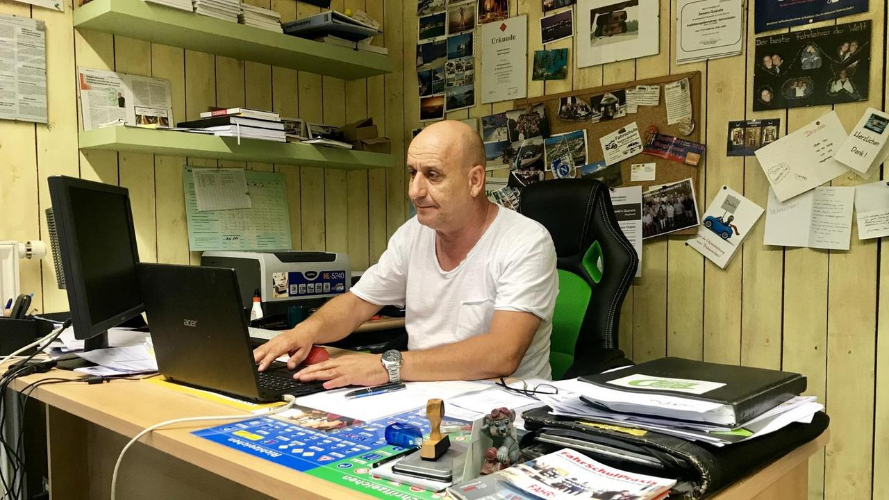 Der Fahrlehrer Sandro Quarata aus Waghäusel-Kirrlach ist in seinem Büro zu sehen. Der Fahrlehrer Sandro Quarata aus Waghäusel-Kirrlach ist in seinem Büro zu sehen.