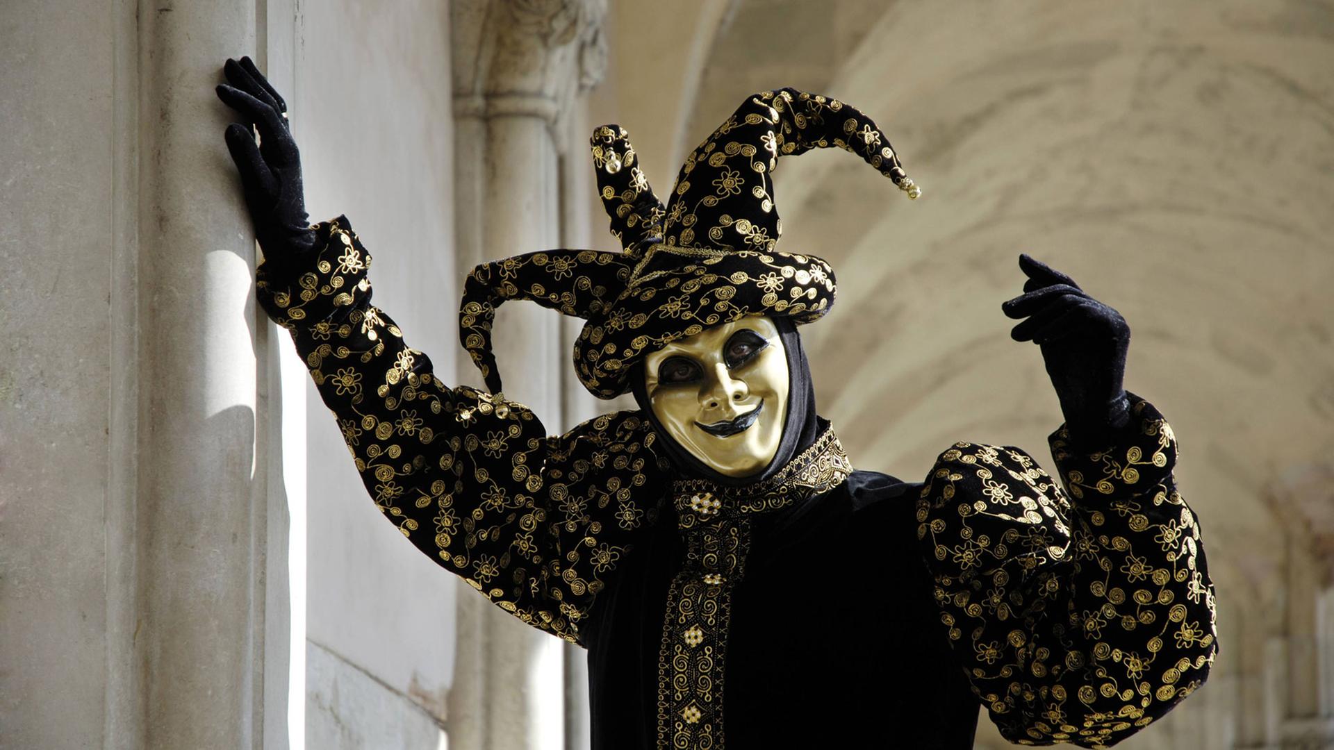Verkleideter Harlekin anlässlich des Karnevals in Venedig. Verkleideter Harlekin anlässlich des Karnevals in Venedig.